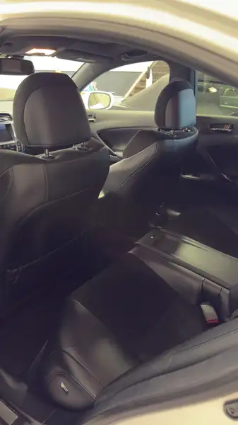 2012 Lexus IS 4dr Sdn, bílá, 17 400 km, dovoz Kanada — foto 11 z 12