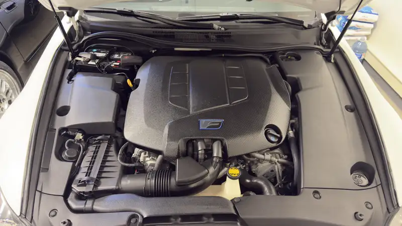 2012 Lexus IS 4dr Sdn, bílá, 17 400 km, dovoz Kanada — foto 7 z 12