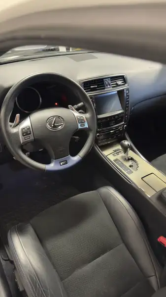 2012 Lexus IS 4dr Sdn, bílá, 17 400 km, dovoz Kanada — foto 8 z 12