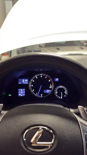 2012 Lexus IS 4dr Sdn, bílá, 17 400 km, dovoz Kanada — foto 9 z 12