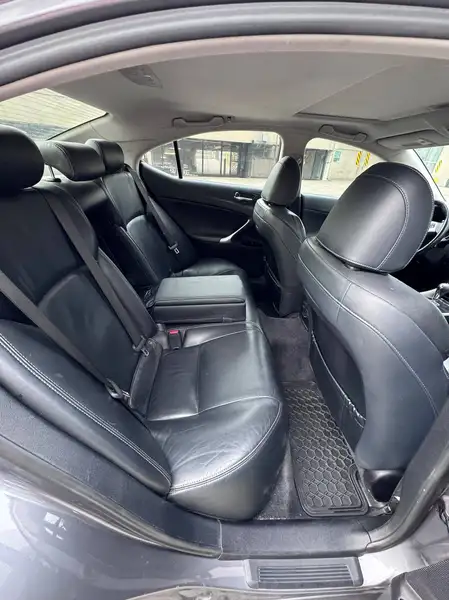 2012 Lexus IS, šedá, 168 500 km, dovoz Kanada — foto 4 z 10