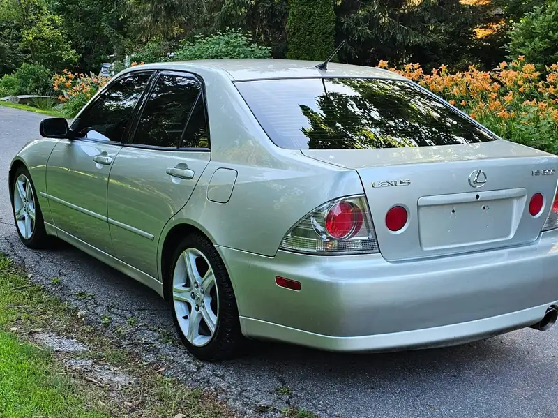 2001 Lexus IS, stříbrná, 256 000 km, dovoz Kanada — foto 3 z 12