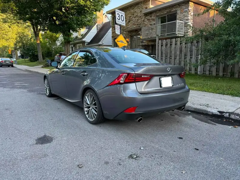 2014 Lexus IS, šedá, 213 000 km, dovoz Kanada — foto 3 z 8