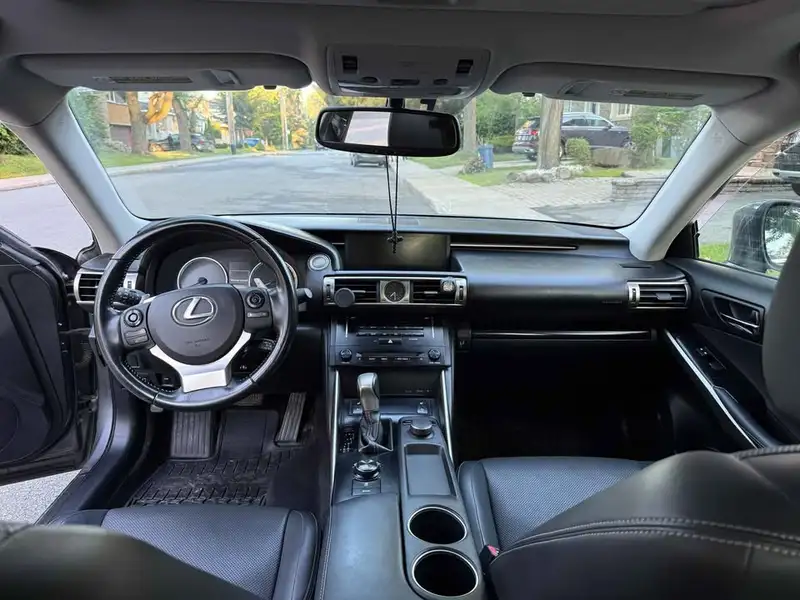 2014 Lexus IS, šedá, 213 000 km, dovoz Kanada — foto 7 z 8