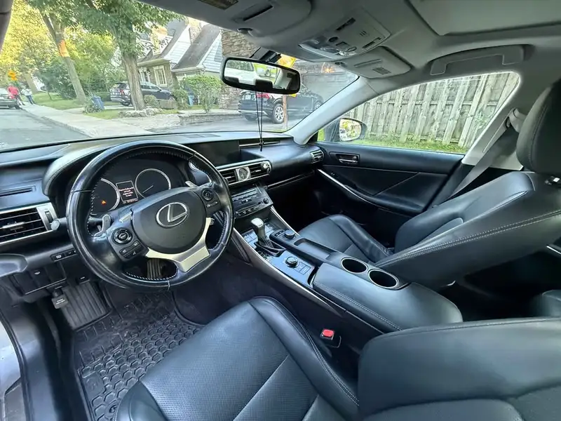 2014 Lexus IS, šedá, 213 000 km, dovoz Kanada — foto 8 z 8