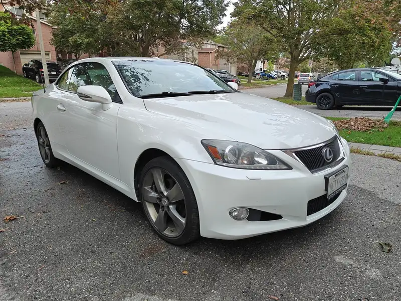 2011 Lexus IS 2dr Conv Auto, 153 000 km, dovoz Kanada — foto 2 z 12