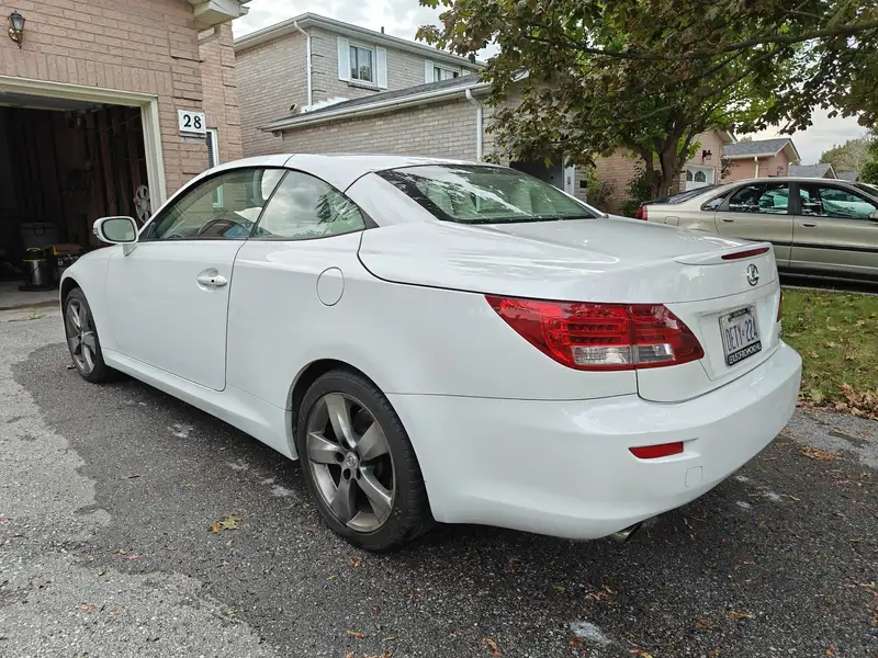 2011 Lexus IS 2dr Conv Auto, 153 000 km, dovoz Kanada — foto 4 z 12