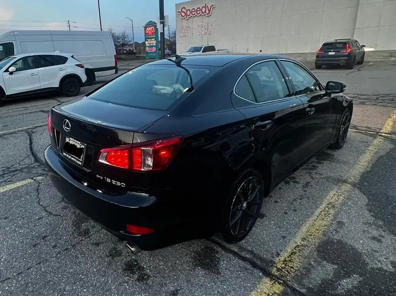 2011 Lexus IS, černá, 159 000 km, dovoz Kanada — foto 3 z 5