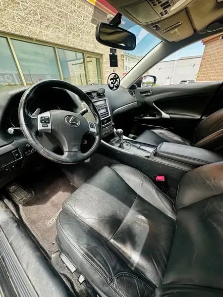 2011 Lexus IS, černá, 159 000 km, dovoz Kanada — foto 4 z 5