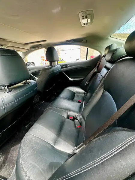2011 Lexus IS, černá, 159 000 km, dovoz Kanada — foto 5 z 5