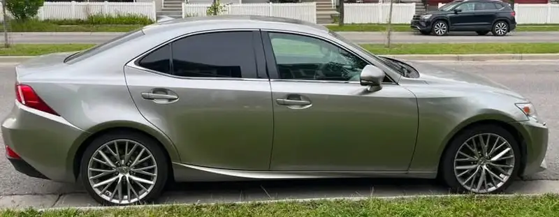 2013 Lexus IS, stříbrná, 201 000 km, dovoz Kanada — foto 2 z 5
