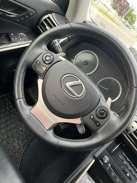 2013 Lexus IS, stříbrná, 201 000 km, dovoz Kanada — foto 4 z 5