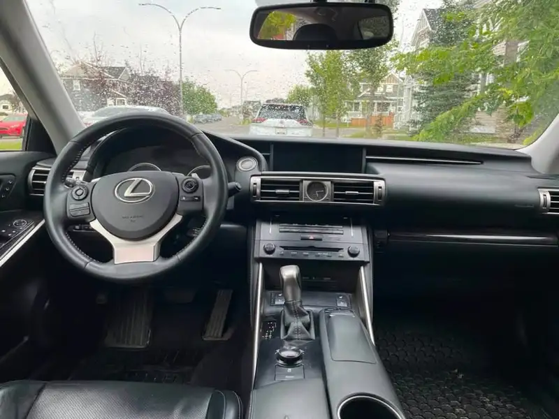 2013 Lexus IS, stříbrná, 201 000 km, dovoz Kanada — foto 5 z 5