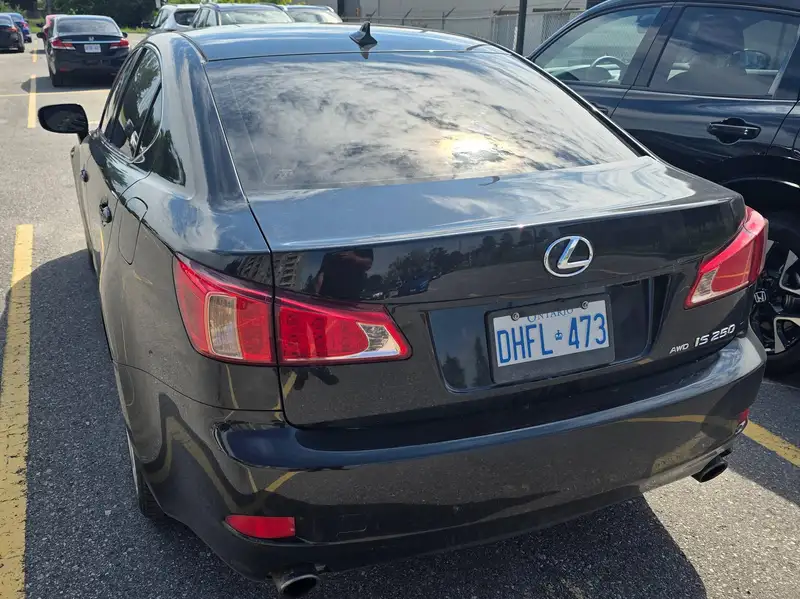 2011 Lexus IS, černá, 184 782 km, dovoz Kanada — foto 2 z 12