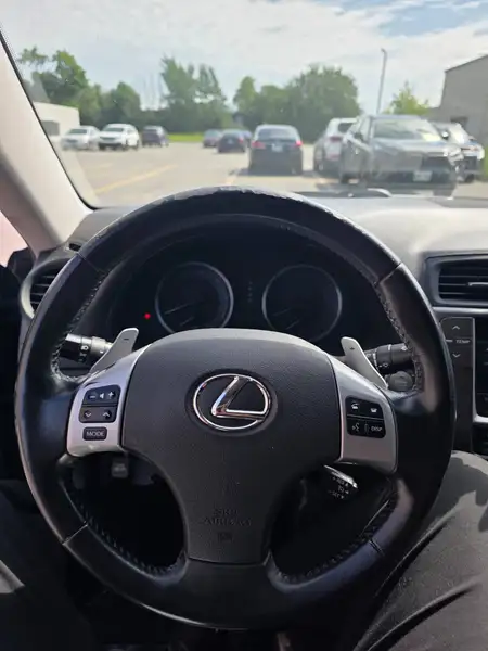 2011 Lexus IS, černá, 184 782 km, dovoz Kanada — foto 7 z 12