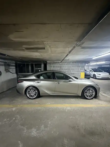 2021 Lexus IS 300 AWD, 44 000 km, dovoz Kanada — foto 2 z 4
