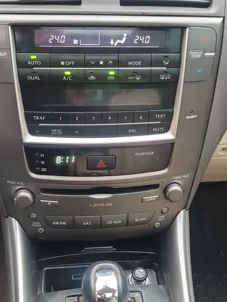 2012 Lexus IS, bílá, 258 000 km, dovoz Kanada — foto 10 z 10
