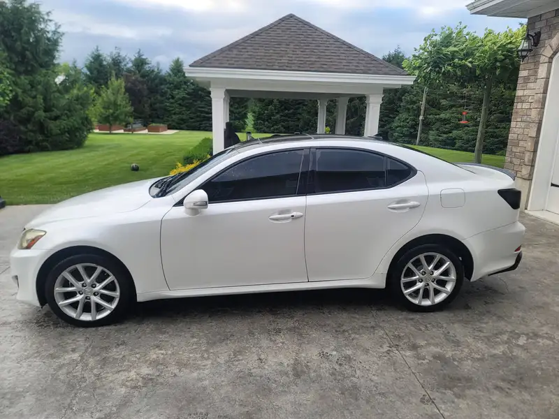 2012 Lexus IS, bílá, 258 000 km, dovoz Kanada — foto 2 z 10