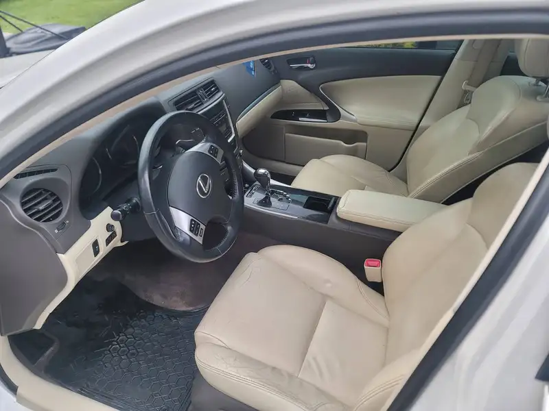 2012 Lexus IS, bílá, 258 000 km, dovoz Kanada — foto 6 z 10