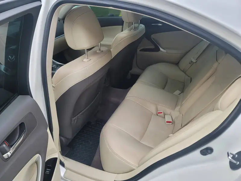 2012 Lexus IS, bílá, 258 000 km, dovoz Kanada — foto 7 z 10