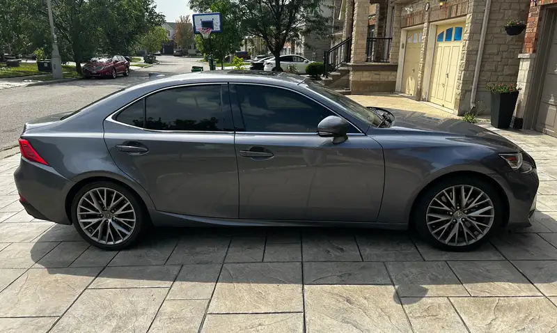 2018 Lexus IS 300 AWD, šedá, 108 500 km, dovoz Kanada — foto 2 z 8
