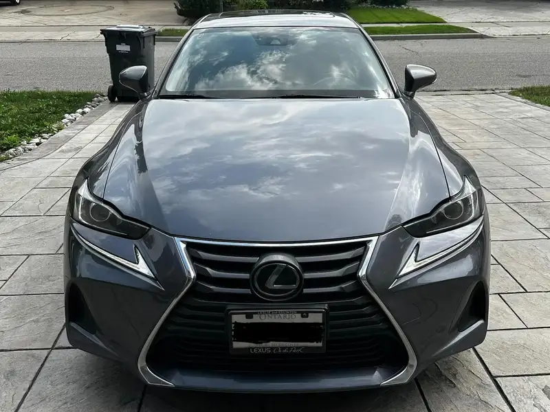 2018 Lexus IS 300 AWD, šedá, 108 500 km, dovoz Kanada — foto 3 z 8