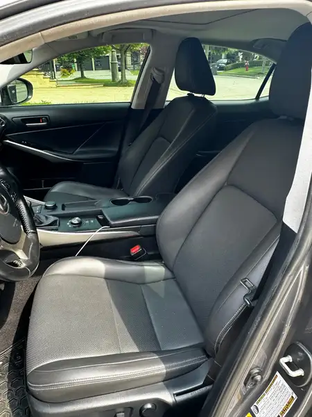 2018 Lexus IS 300 AWD, šedá, 108 500 km, dovoz Kanada — foto 7 z 8
