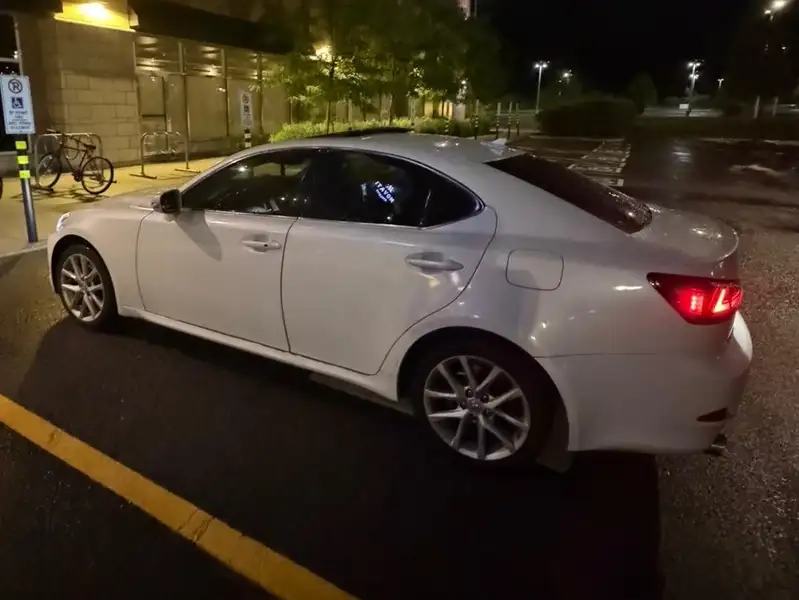 2007 Lexus IS, bílá, 230 000 km, dovoz Kanada — foto 2 z 4
