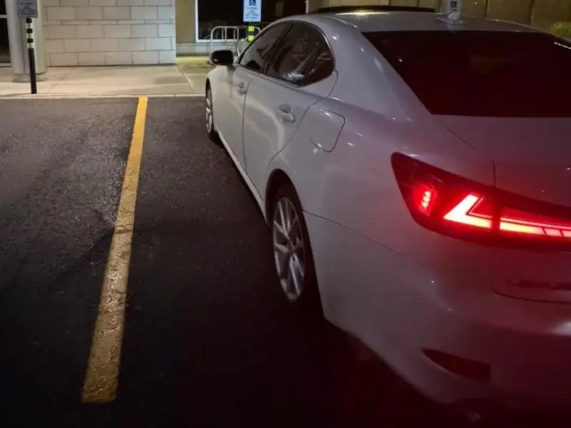 2007 Lexus IS, bílá, 230 000 km, dovoz Kanada — foto 3 z 4