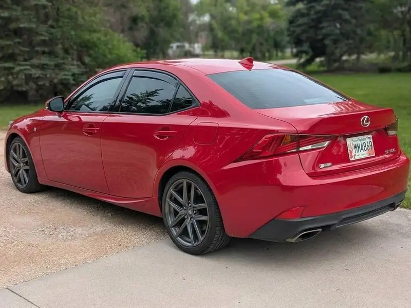 2017 Lexus IS, 89 000 km, dovoz Kanada — foto 2 z 10