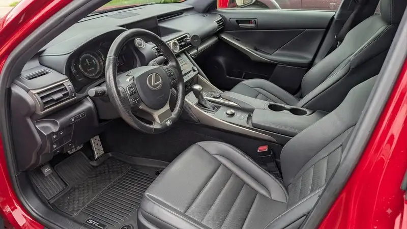 2017 Lexus IS, 89 000 km, dovoz Kanada — foto 8 z 10