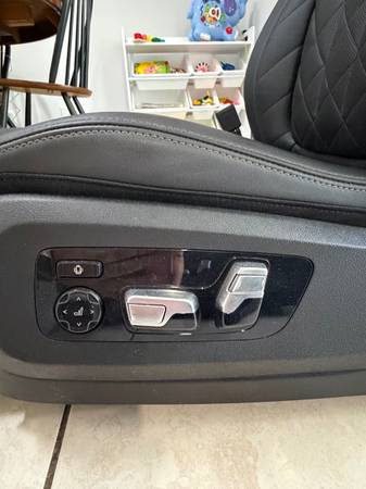 Sedačky — BMW X7, černá, dovoz USA — foto 3 z 8
