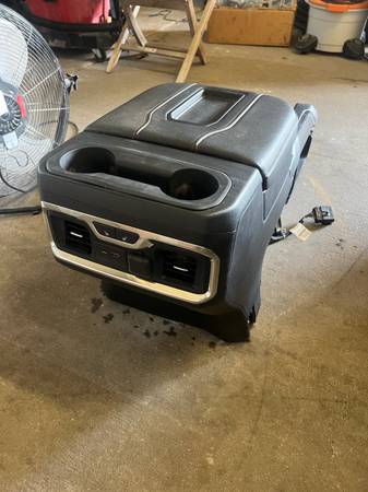 Interiér SIERRAYUKONAT4 — GMC, dovoz USA — foto 2 z 3