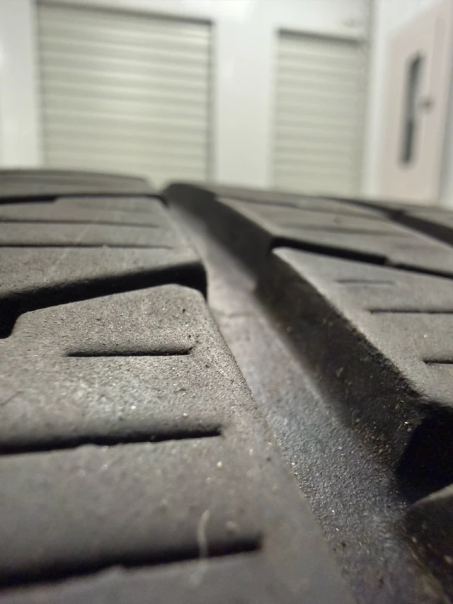 Pneumatiky — Porsche Cayenne, dovoz Kanada — foto 2 z 5