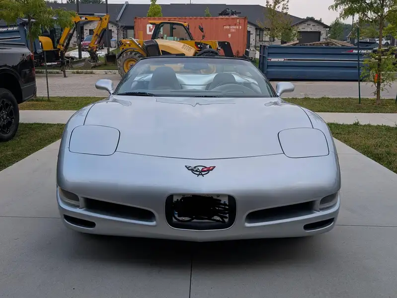 2001 Chevrolet Corvette, stříbrná, 120 196 km, dovoz Kanada — foto 2 z 12