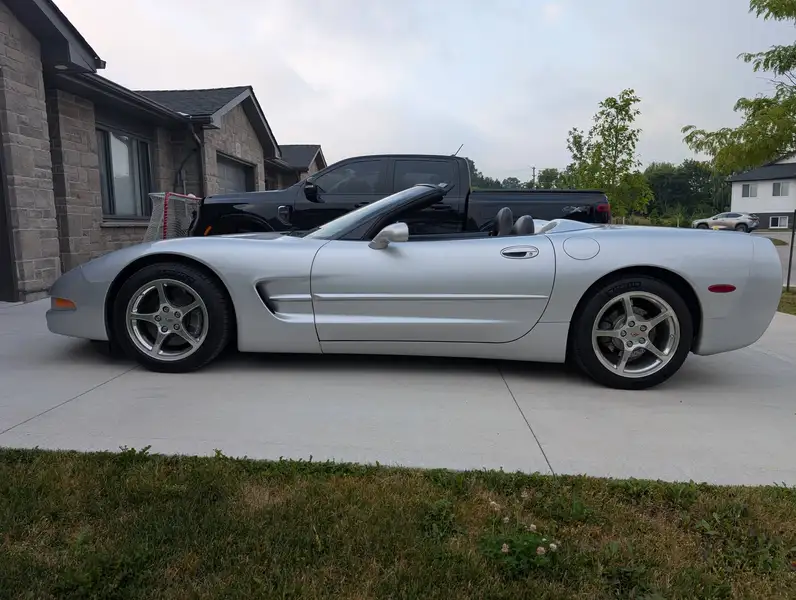 2001 Chevrolet Corvette, stříbrná, 120 196 km, dovoz Kanada — foto 3 z 12