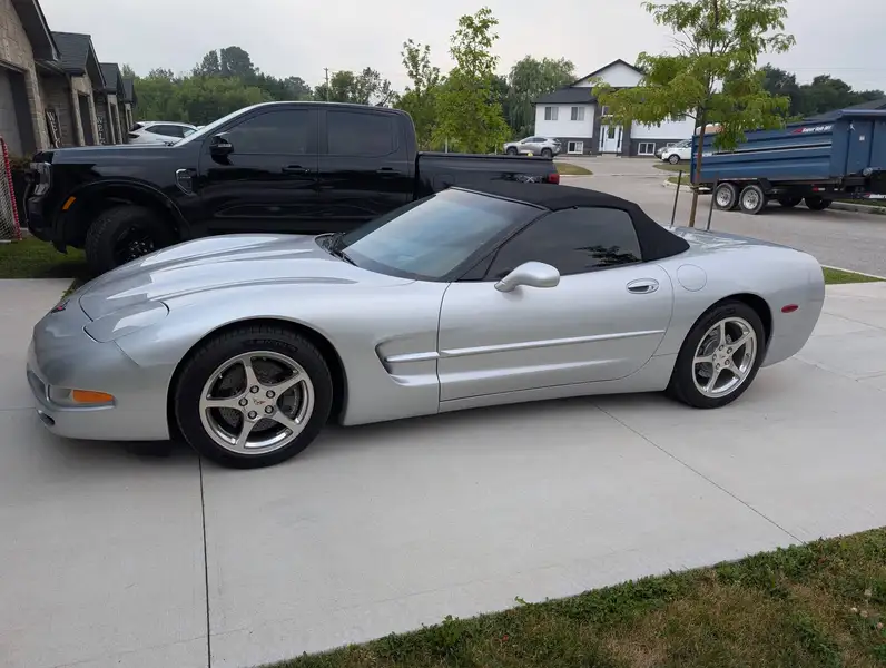 2001 Chevrolet Corvette, stříbrná, 120 196 km, dovoz Kanada — foto 9 z 12