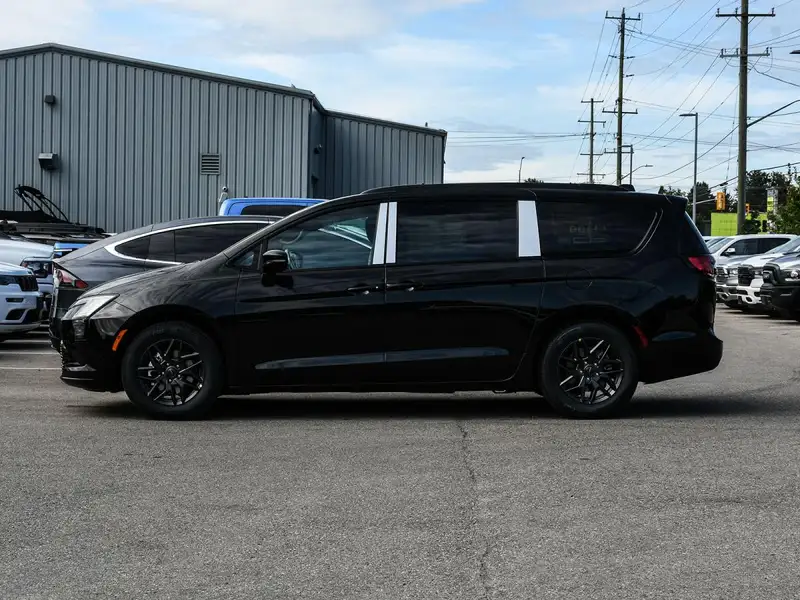 2027 Chrysler Pacifica Select, černá, 0 km, dovoz Kanada — foto 3 z 12