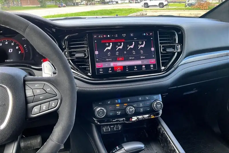 2025 Dodge Durango Srt Hellcat Silve, stříbrná, 27 822 km, dovoz Kanada — foto 6 z 12