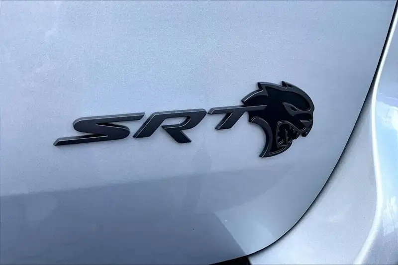 2025 Dodge Durango Srt Hellcat Silve, stříbrná, 27 822 km, dovoz Kanada — foto 8 z 12