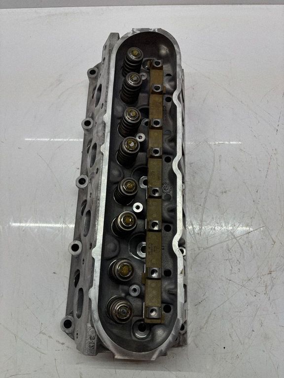 Cadillac Escalade Engine head, Skladem v EU — foto 1