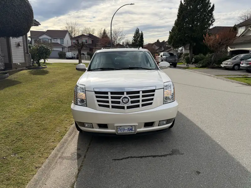 2007 Cadillac Escalade, bílá, 169 000 km, dovoz Kanada — foto 2 z 7
