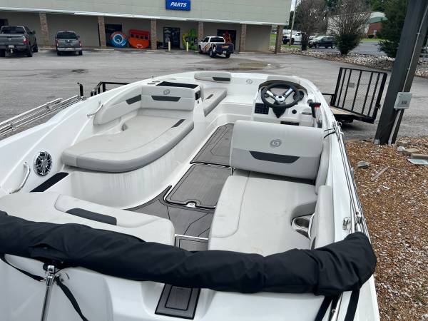 2024 Hurricane, dovoz USA — foto 3 z 4