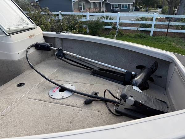 2002 Crestliner, dovoz USA — foto 7 z 8