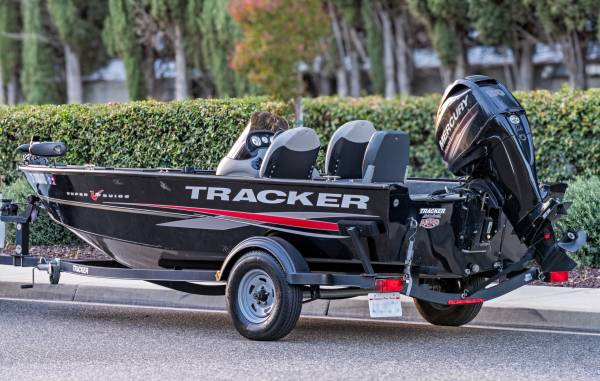 2018 Tracker, dovoz USA — foto 2 z 12
