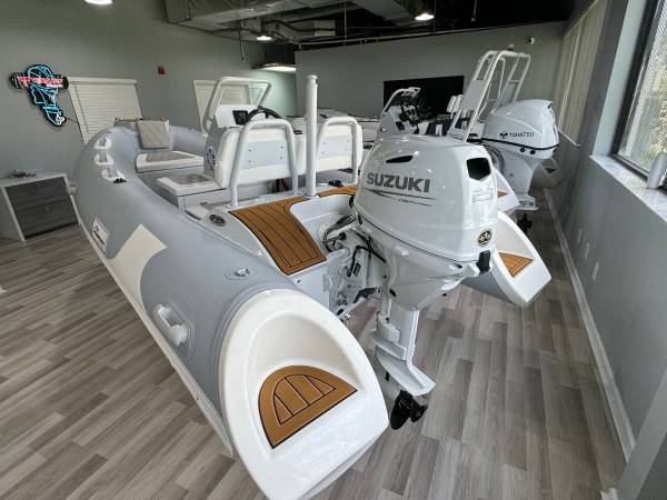 Boston Whaler, dovoz USA — foto 9 z 12