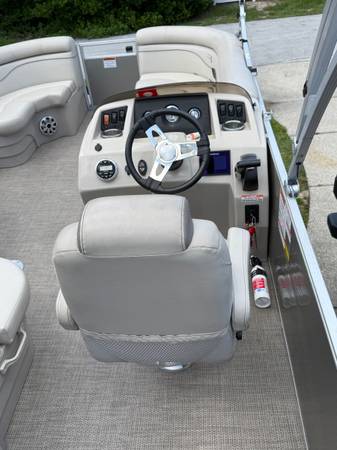 2019 Bennington, dovoz USA — foto 8 z 9