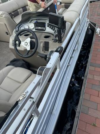 2023 Sun Tracker, dovoz USA — foto 3 z 6