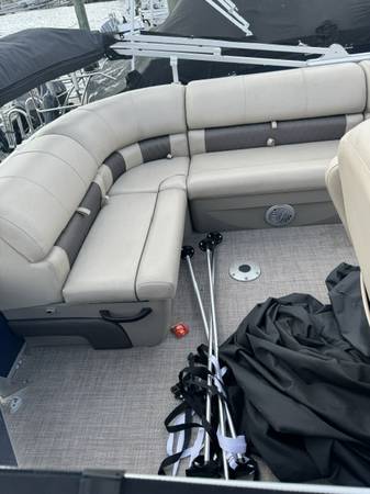2023 Sun Tracker, dovoz USA — foto 4 z 6