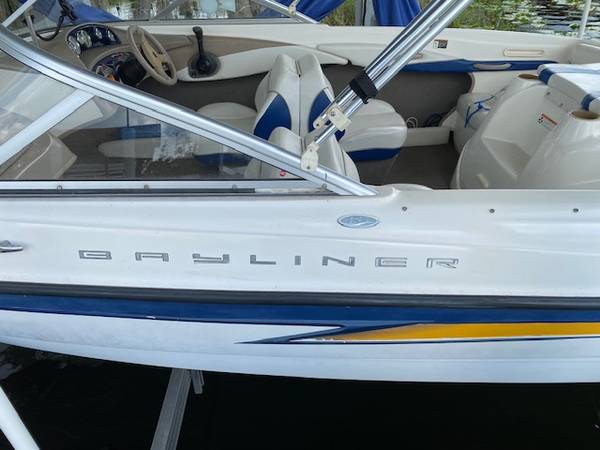 2004 Bayliner, dovoz USA — foto 8 z 12